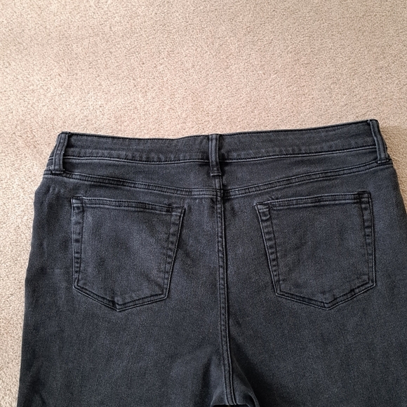 St. John's Bay Jeans Women's 16 Black Wash Straight Leg Stretch Denim - Picture 8 of 9